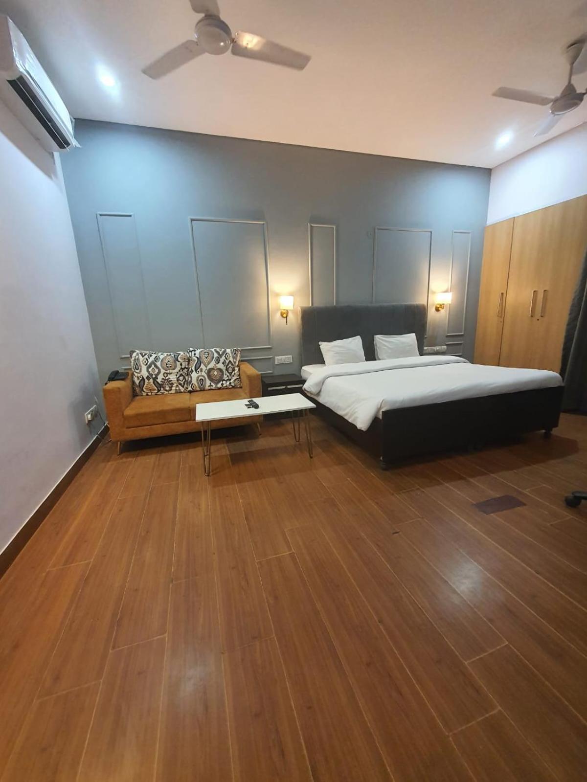 Mallenzo Suites Dlf Phase 1 Gurgaon Exterior photo